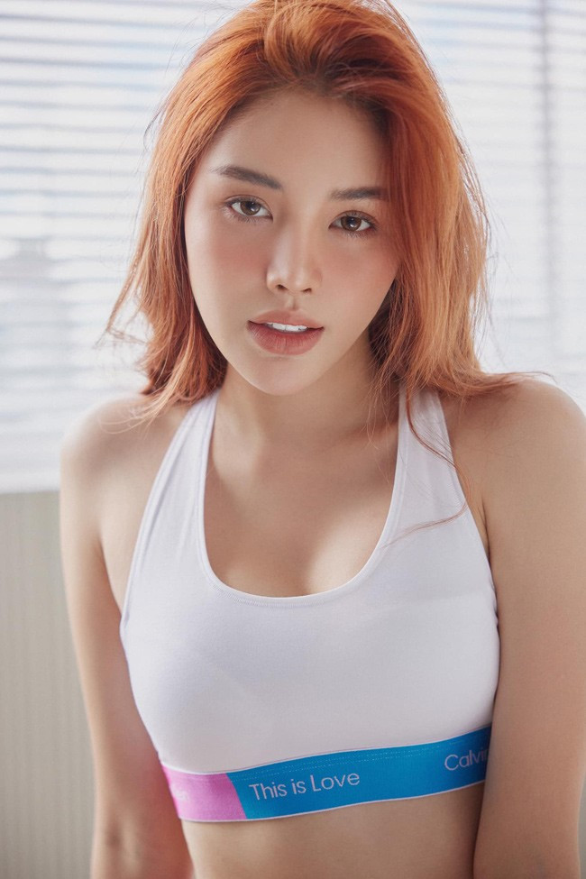 Về nhan sắc, Đan Tiên được đánh giá có gương mặt nữ tính, đường cong mềm mại.