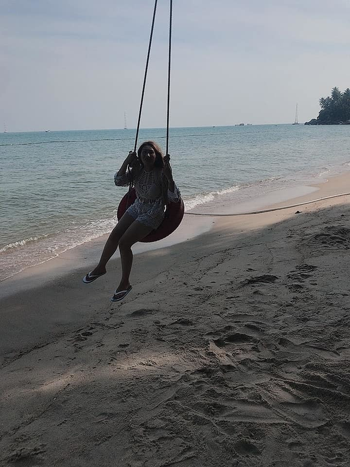 Cô thậm chí còn không có từ nào diễn tả nổi khi nhìn lại sản phẩm nhờ chồng chụp ảnh cho mình.