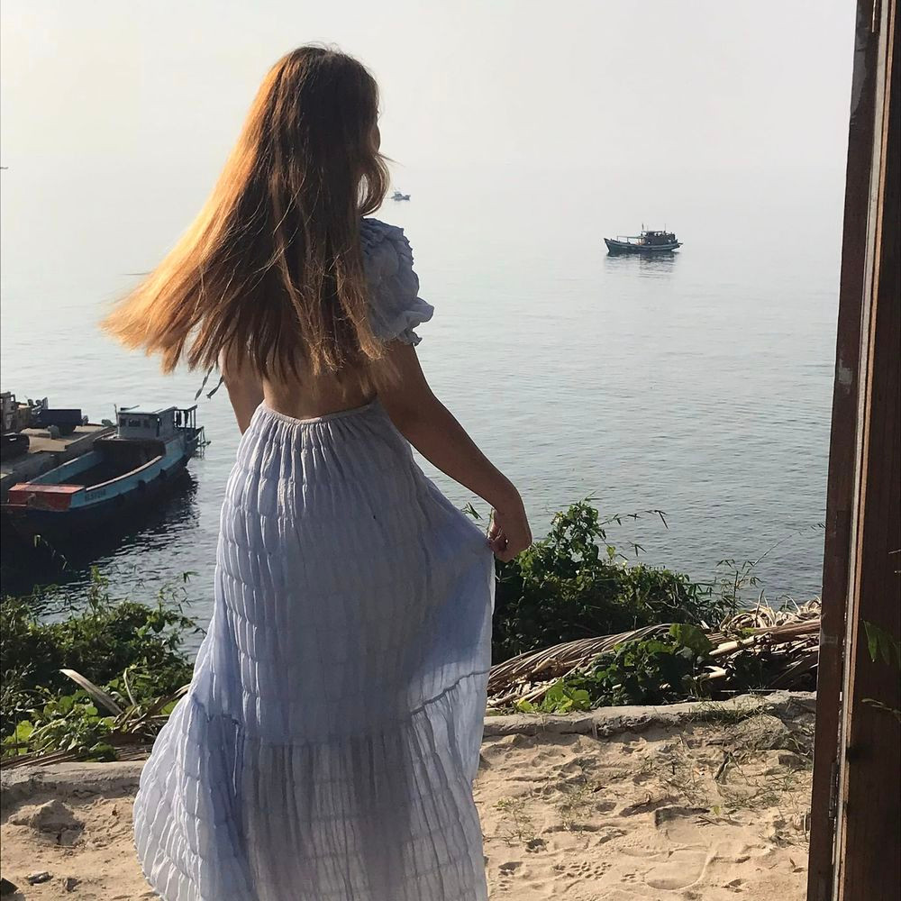 Mặc dù chị vợ đã cố gắng thay đổi nhiều kiểu trang phục khác nhau và khá chăm chút về kiểu tóc cũng như trang điểm.