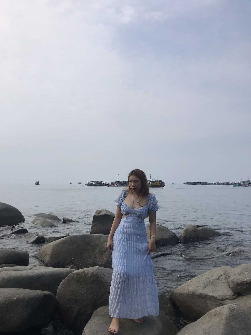 Vốn dĩ những bức ảnh bị chụp ngược sáng nên lúc lên hình không được nét còn bị tối màu. Hầu như không có tấm nào thần thái người vợ vui vẻ hay sang chảnh như phái nữ thường sống ảo.