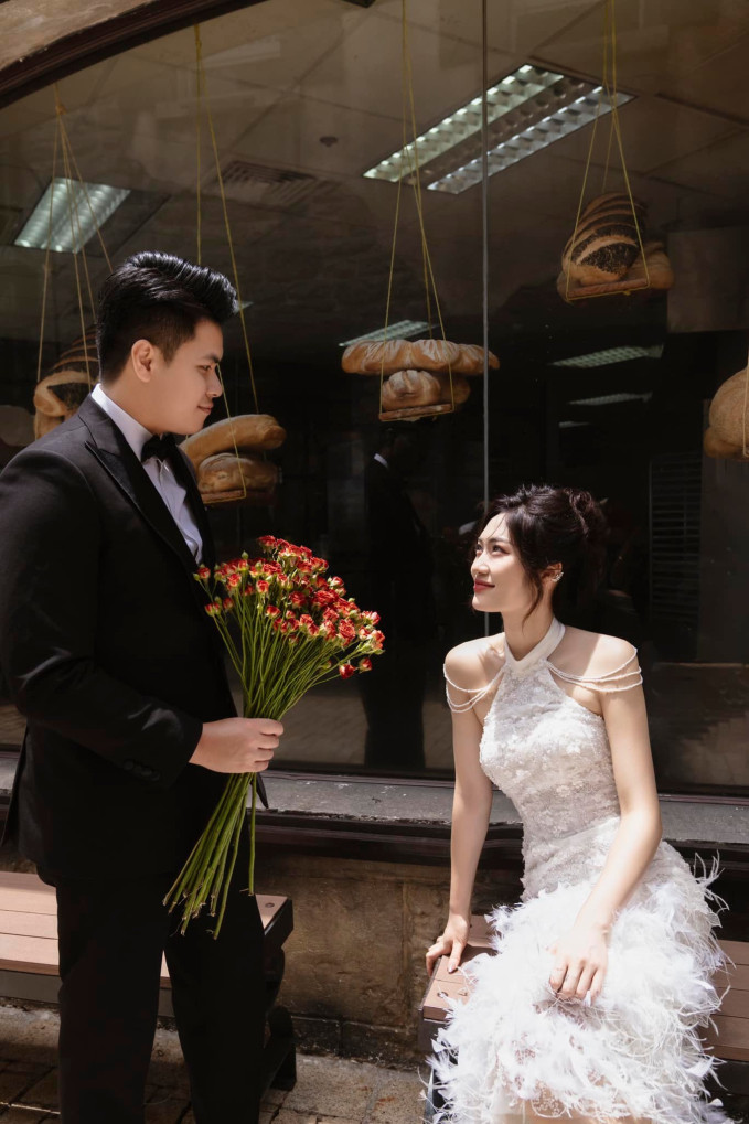 Theo tìm hiểu, chồng sắp cưới của Việt Hương là Nguyễn Vương Anh (sinh năm 1997, quê Sơn La). Anh từng là sinh viên ngành Trinh sát cảnh sát của Học viện Cảnh sát nhân dân.