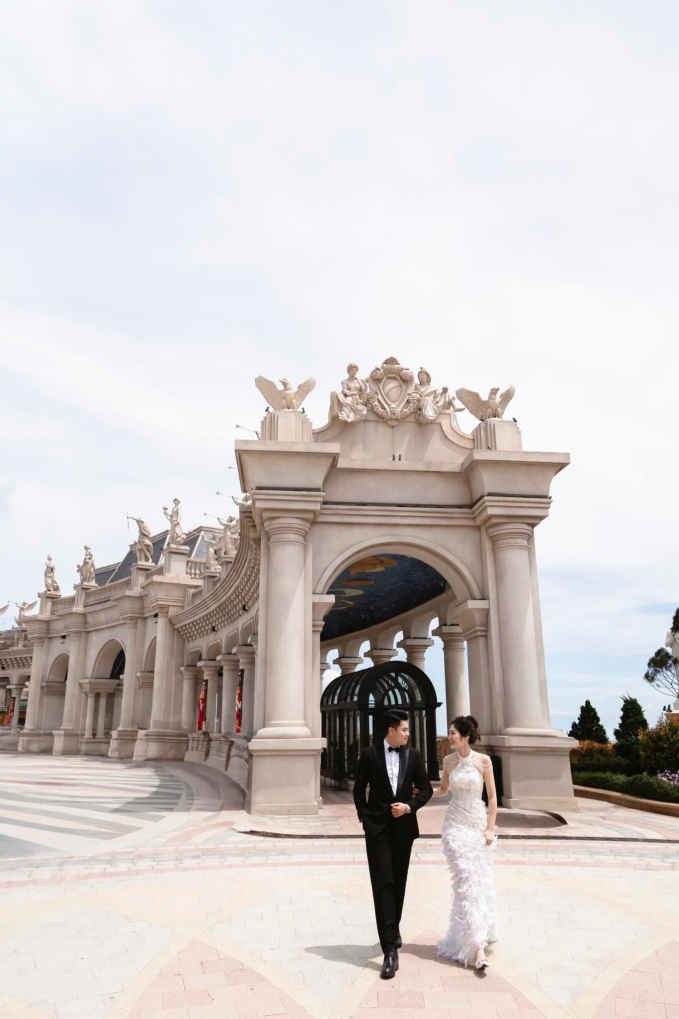 Địa điểm chụp bộ ảnh cưới được Việt Hương chọn là Bà Nà Hill.