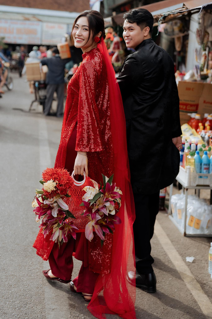 Khi còn đi học, "nửa kia" của Việt Hương là gương mặt tiêu biểu, thường đại diện cho Học viện góp mặt ở các cuộc thi cấp quốc gia và có nhiều thành tích xuất sắc