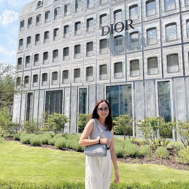 Trong bộ sưu tập của mình, Huyền Mi còn có hàng loạt bộ đồ đến từ những nhà mốt đình đám làng thời trang như Chanel, Dior, Louis Vuitton, Versace…