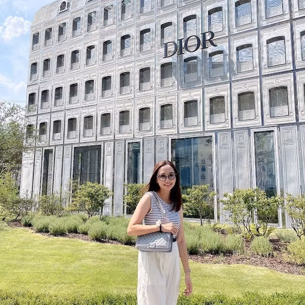 Trong bộ sưu tập của mình, Huyền Mi còn có hàng loạt bộ đồ đến từ những nhà mốt đình đám làng thời trang như Chanel, Dior, Louis Vuitton, Versace…