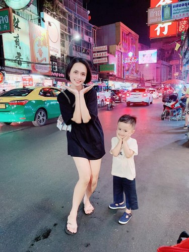 Được biết, bà xã Văn Quyết là một tiểu thư cành vàng lá ngọc đích thực. Cô chính là con gái cả của ông Nguyễn Giang Đông - cựu Chủ tịch CLB Sài Gòn, hiện đang là Giám đốc đào tạo trẻ của CLB Hà Nội.