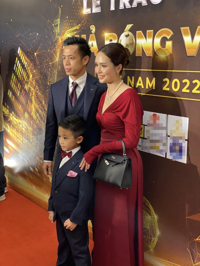 Điển hình như trong buổi lễ trao giải Quả bóng vàng vừa qua, Huyền Mi đã diện một chiếc váy đỏ đô phối cùng vòng cổ ngọc trai Dior. Ngay khi xuất hiện, vợ Văn Quyết nhanh chóng khiến nhiều người chú ý bởi vẻ ngoài xinh đẹp, nhã nhặn.