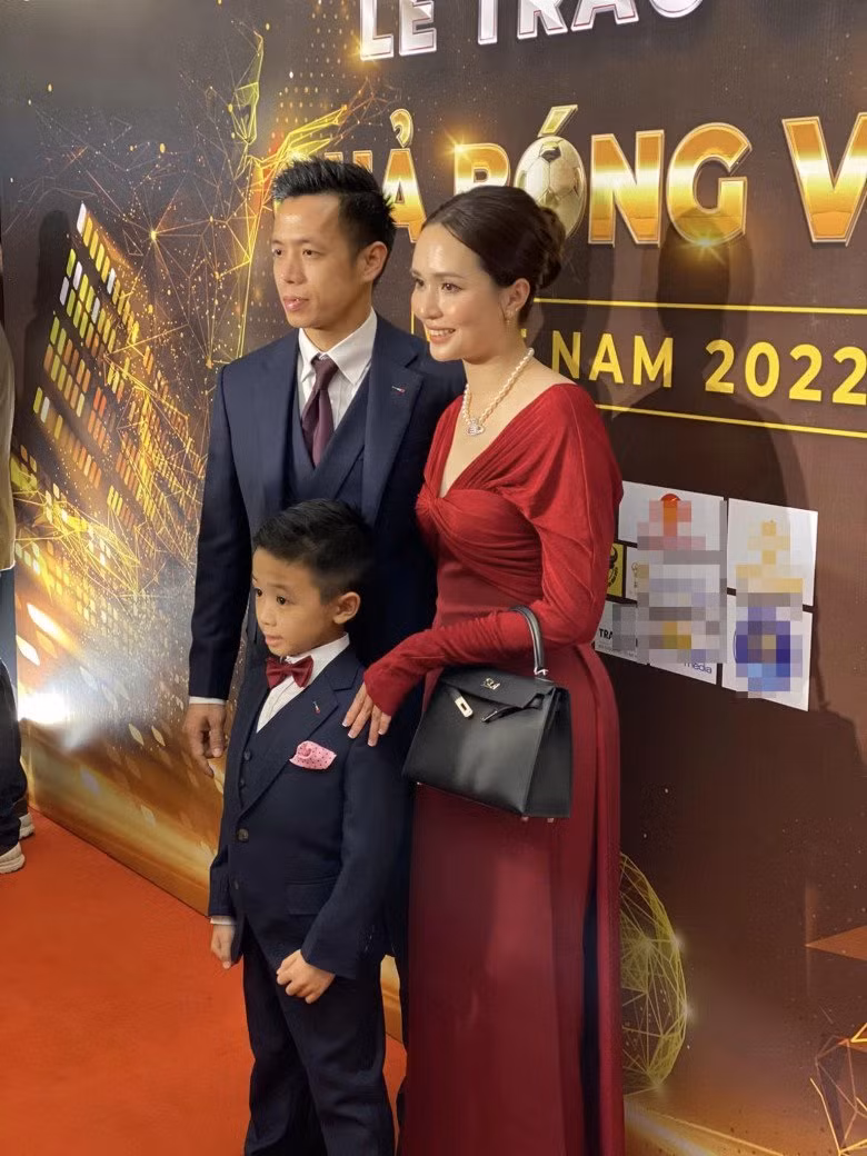 Điển hình như trong buổi lễ trao giải Quả bóng vàng vừa qua, Huyền Mi đã diện một chiếc váy đỏ đô phối cùng vòng cổ ngọc trai Dior. Ngay khi xuất hiện, vợ Văn Quyết nhanh chóng khiến nhiều người chú ý bởi vẻ ngoài xinh đẹp, nhã nhặn.