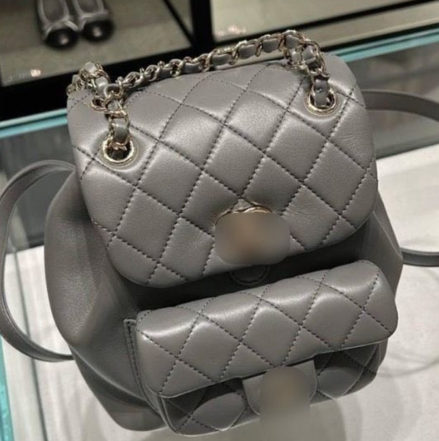Trong một lần vi vu Hàn Quốc, Huyền Mi cũng tậu nhanh một thiết kế từ Chanel với giá hơn 100 triệu đồng. (Ảnh: FB Nguyễn Huyền Mi)