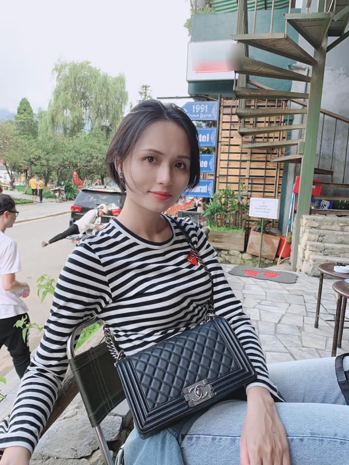 Là "tay chơi hàng hiệu", chắc chắn tủ đồ của Huyền Mi không thể thiếu những món đồ đến từ nhà mốt Chanel. (Ảnh: FB Nguyễn Huyền Mi)