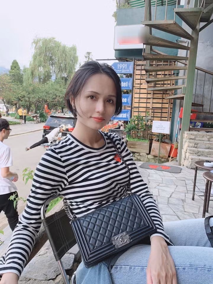 Là "tay chơi hàng hiệu", chắc chắn tủ đồ của Huyền Mi không thể thiếu những món đồ đến từ nhà mốt Chanel. (Ảnh: FB Nguyễn Huyền Mi)