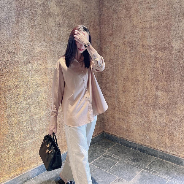 Điểm nổi bật nhất trong bộ outfit này chính là chiếc túi Hermes - một trong những nhà mốt đắt nhất hành tinh. Hầu hết sản phẩm đến từ Hermes đều có giá trị trên trời, thậm chí một số chiếc túi còn ngang giá căn hộ cao cấp.