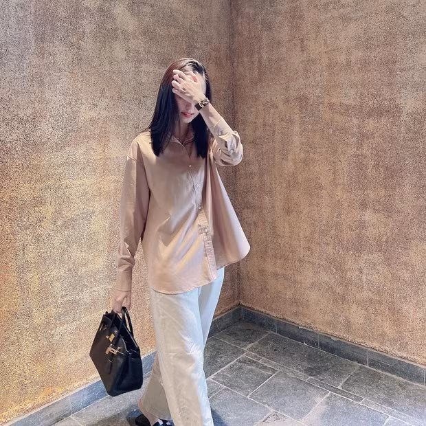 Điểm nổi bật nhất trong bộ outfit này chính là chiếc túi Hermes - một trong những nhà mốt đắt nhất hành tinh. Hầu hết sản phẩm đến từ Hermes đều có giá trị trên trời, thậm chí một số chiếc túi còn ngang giá căn hộ cao cấp.