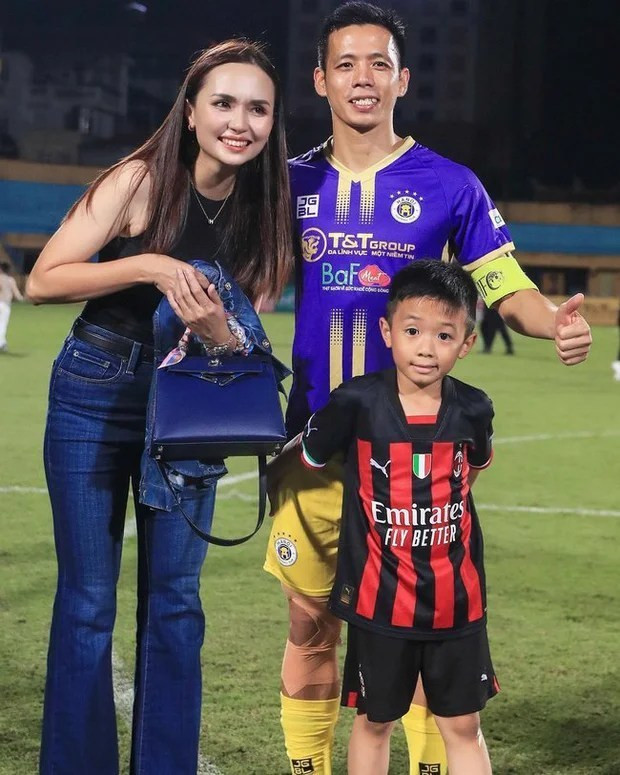 Đáng nói, đó không phải là chiếc túi hàng hiệu duy nhất nàng WAGs này sở hữu. Đầu năm 2022, bà xã Nguyễn Văn Quyết còn mạnh tay chi một số tiền lớn để tậu 2 chiếc túi Hermes trong vòng 3 ngày.