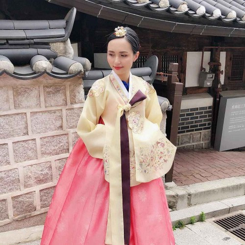 Không chỉ có xuất thân danh giá, Huyền Mi còn là một bà chủ lớn, sở hữu chuỗi cửa hàng làm đẹp tại Hà Nội. Đây có lẽ chính là lý do cô nàng sẵn sàng chi mạnh tay cho những món đồ hiệu đắt đỏ.