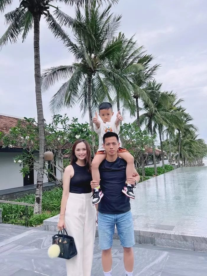 Mọi món đồ mà cô mang đều rất trang nhã. (Ảnh: FB Nguyễn Huyền Mi)