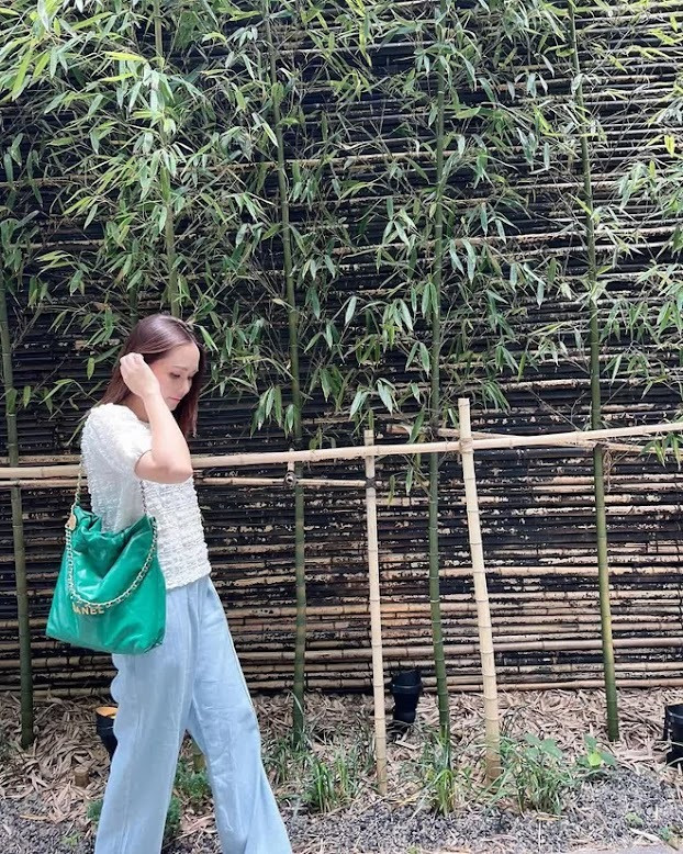 Mùa hè năm ngoái, bà xã Văn Quyết còn tung tăng dạo phố cùng mẫu túi Chanel Hobo giá 158 triệu đồng. (Ảnh: FB Nguyễn Huyền Mi)