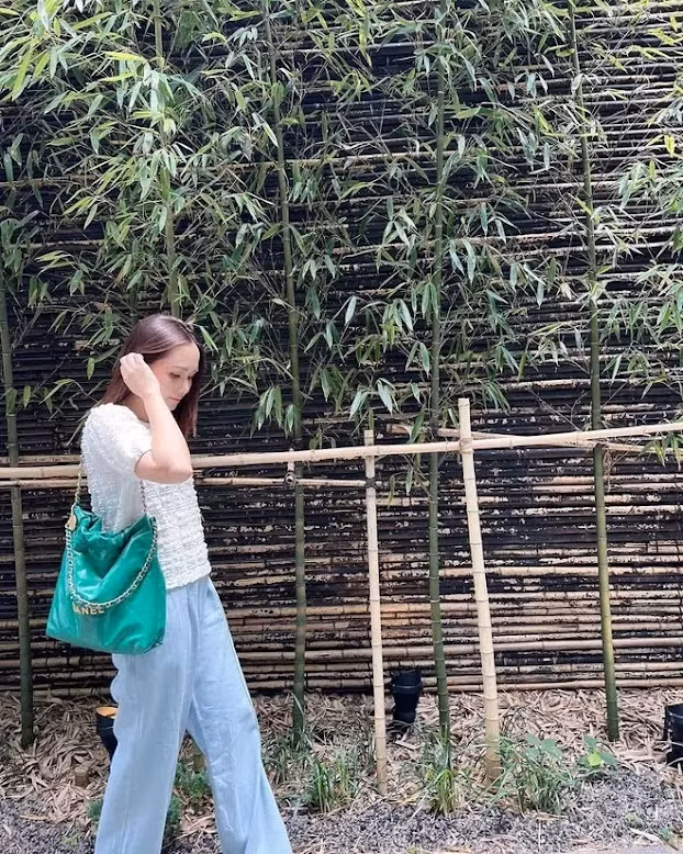 Mùa hè năm ngoái, bà xã Văn Quyết còn tung tăng dạo phố cùng mẫu túi Chanel Hobo giá 158 triệu đồng. (Ảnh: FB Nguyễn Huyền Mi)