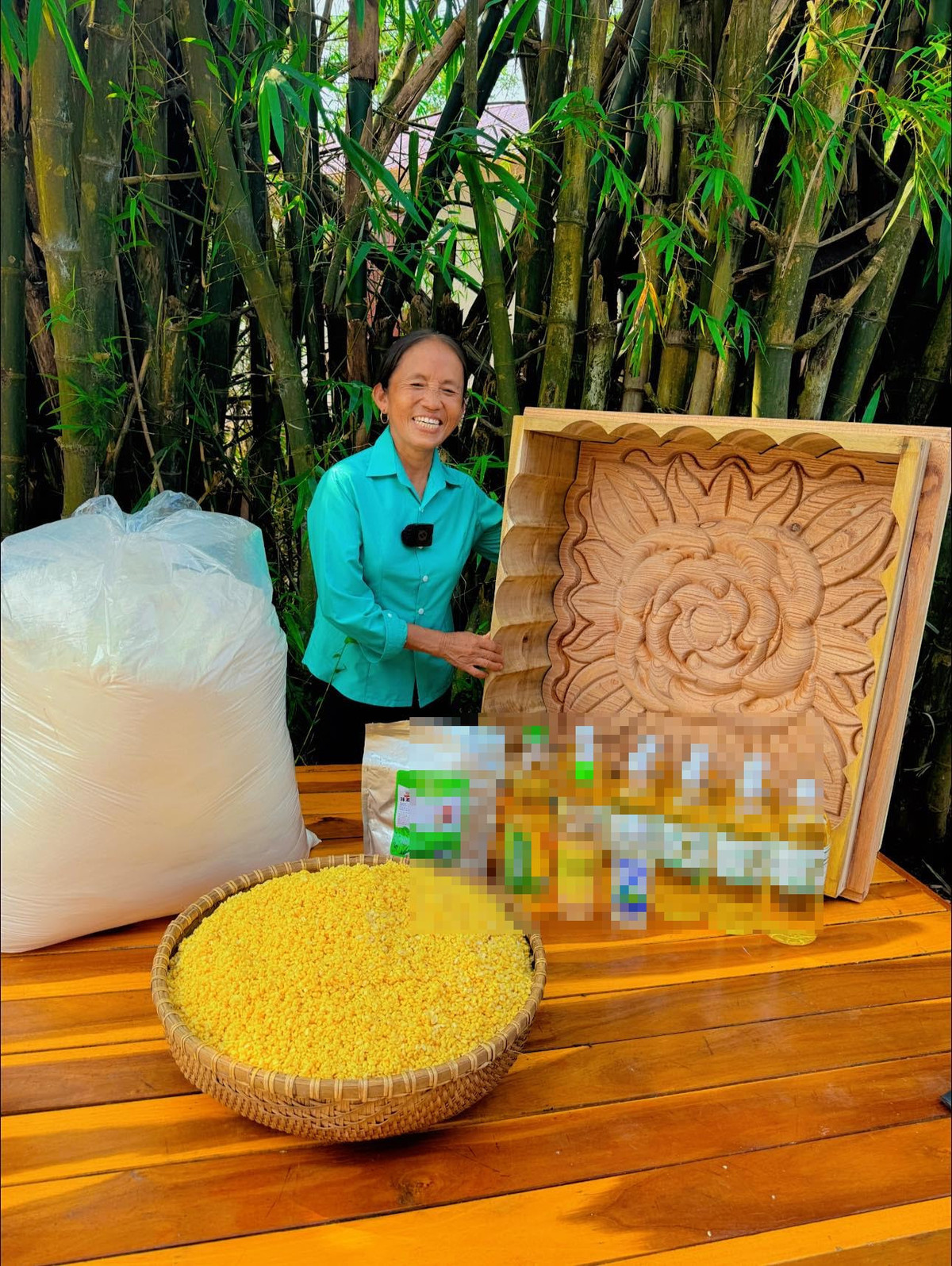 Vài tuần sau ca làm đẹp có 1-0-2 ấy, nữ Youtuber vẫn thường xuyên ra các clip mới. Trong các vlog của mình, bà Tân để lộ gương mặt đơ cứng khiến ai nhìn cũng thất vọng.