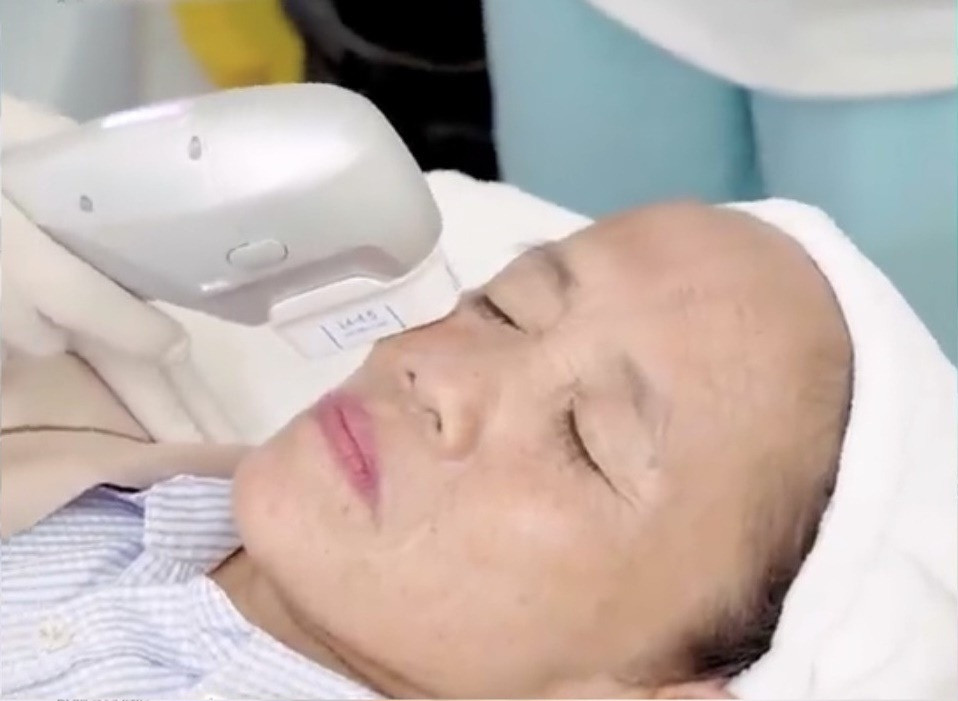 Bà Tân Vlog khi ấy chia sẻ bản thân thấy da mình nhăn và xấu khi so sánh với những người bạn đồng niên do việc làm nông vất vả: "Ước gì cô trẻ ra được 3 - 4 tuổi và vứt được hết lớp nhăn nheo này là vui rồi".