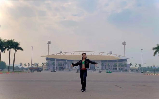 Đa số ý kiến cho rằng, không ai phản đối việc cô gái tự tin thể hiện bản thân, nhảy múa. Tuy nhiên, dù cô gái có làm video đăng tải lên mạng xã hội hay làm gì đi nữa thì cũng không nên ra giữa lòng đường nhảy nhót mà nên chọn nơi an toàn để nhảy.