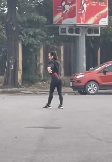 Cụ thể, đoạn clip cho thấy, một cô gái trẻ vô tư đứng nhún nhảy giữa đường phố có xe cộ đi lại. Được biết, đoạn clip được ghi lại tại khu vực gần Sân vận động Mỹ Đình, Hà Nội.
