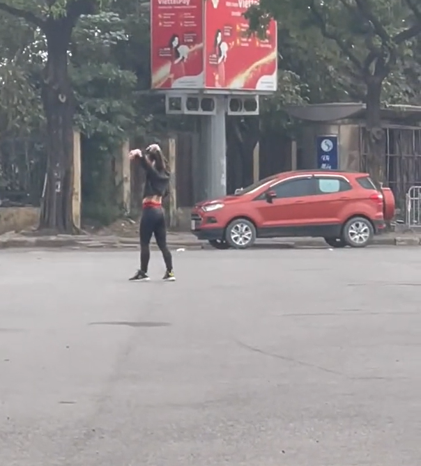 Mới đây, mạng xã hội lan truyền đoạn clip ghi lại cảnh gái xinh vô tư đứng nhún nhảy giữa đường gây tranh cãi.
