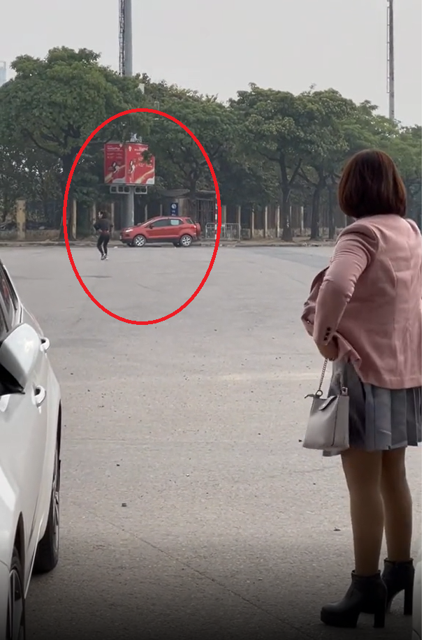 Đa số ý kiến cho rằng, nhìn cô gái nhảy cũng phải qua luyện tập bài bản chứ không phải nhảy ngẫu nhiên.