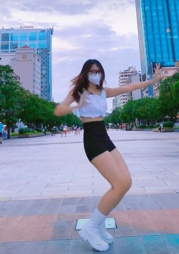 Cách đây chưa lâu, sau khi TP HCM nới lỏng giãn cách xã hội, một gái xinh tới phố đi bộ Nguyễn Huệ dạo chơi và quay một đoạn video ở đây để kỷ niệm: “Sau bao ngày tự kỉ ở nhà cũng được ra phố đi bộ”.