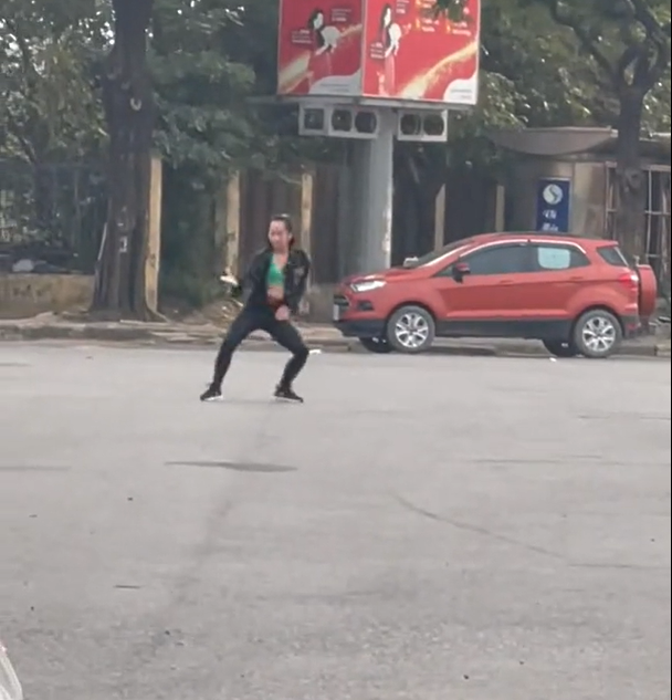 Một số người cho rằng, cô gái rất giống với đang làm video đăng lên mạng xã hội. Do góc quay của người đi đường không quay camera của cô nên không thấy rõ.