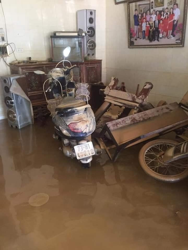 Trong khi đó, nickname L.N bình luận: "Cả nước đang hướng về miền Trung, rất nhiều mạnh thường quân đang chuyển về tỉnh mình. Mong bà con cố gắng giữ gìn sức khỏe để có thể gây dựng lại cơ nghiệp".