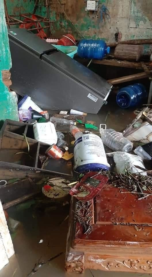 Nước lũ lên quá nhanh, bà con chẳng kịp thu dọn, đến khi quay trở về thì tất cả đều mất hết. Nhiều người cho biết họ đã trắng tay, mất sạch sau cơn mưa lũ lịch sử.