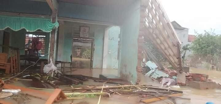 Chứng kiến sự hoang tàn sau đổ nát cùng lời kêu gọi giúp đỡ của bà con, những ngày này, rất nhiều đoàn cứu trợ, đoàn từ thiện đã xuất phát từ mọi miền Tổ quốc đến "khúc ruột" miền Trung, mang theo lương thực, thực phẩm và vật dụng tiếp tế.