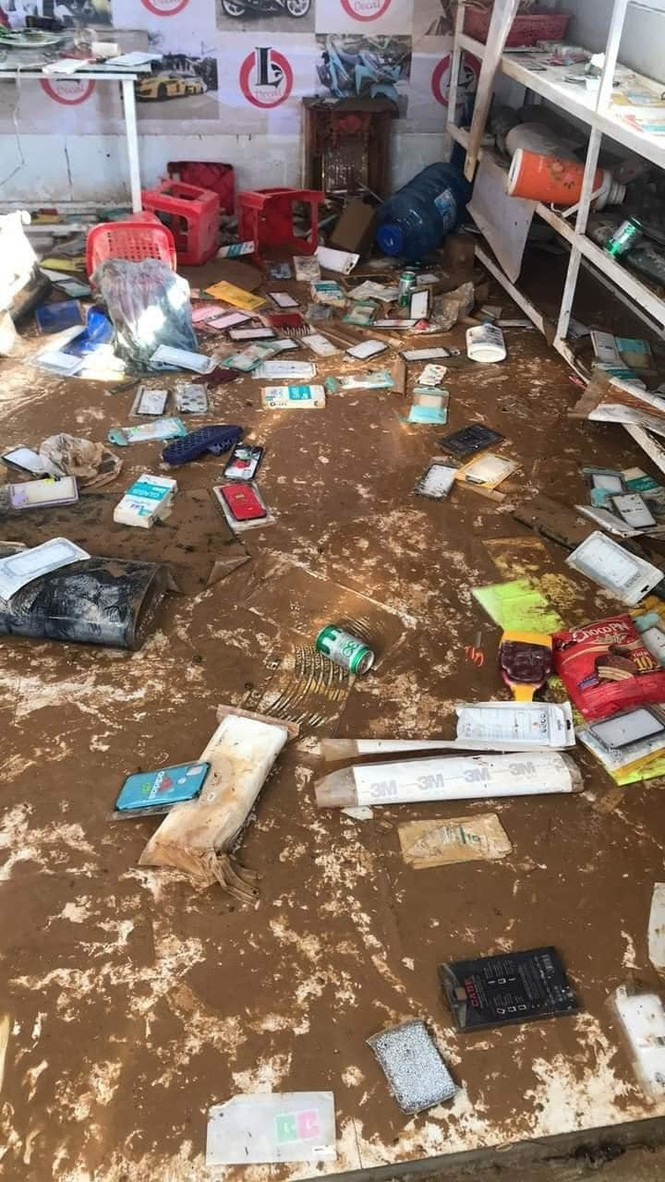 Tài sản bao năm tích góp, đồ đạc trong nhà đều trở thành những thứ bỏ đi.