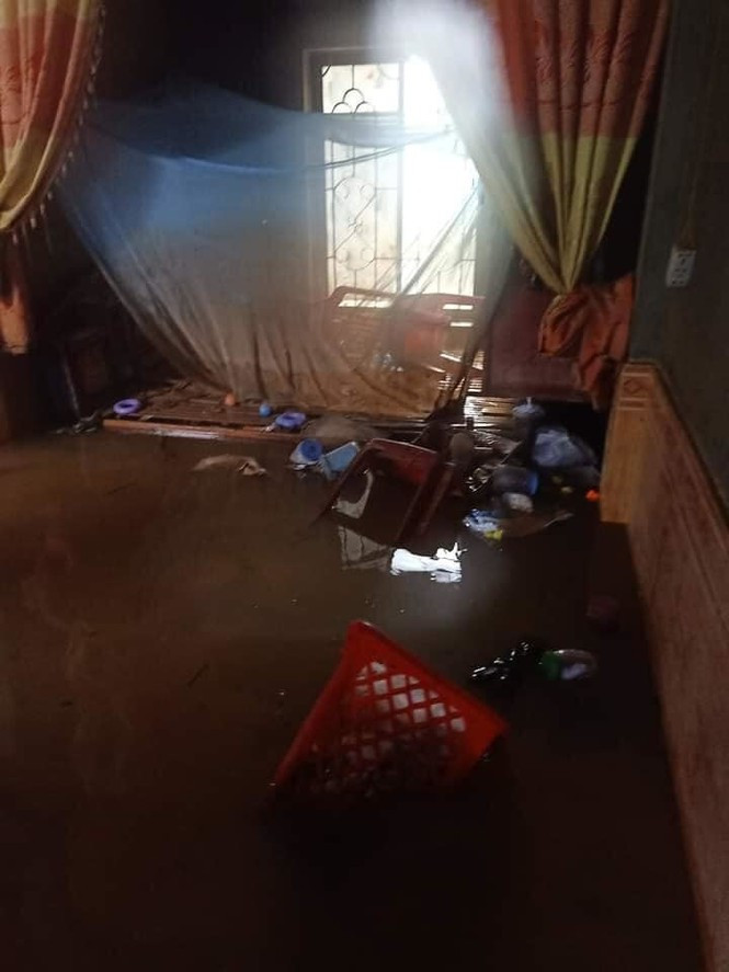 Nằm trong tâm lũ lụt miền Trung, bà con Quảng Bình những ngày này vẫn đang mong mỏi chờ nước rút, sớm ổn định lại cuộc sống sau khi cơn mưa lũ đi qua.