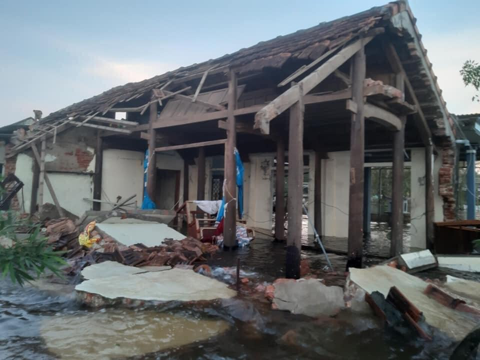 Xót xa cho cảnh khó khăn của đồng bào miền Trung, nickname N.B bình luận: "Thương lắm, nước rút được tí giờ lại có thể đón bão nữa, khổ trăm đường. Bao nhiêu tiền của mất trắng bởi lũ... Khổ thân quá trời".