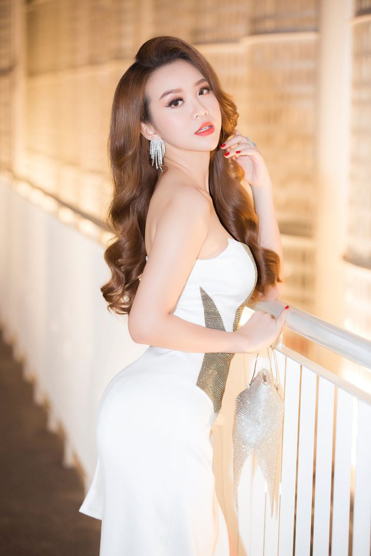 Thư Đình được biết đến là Á hậu điện ảnh 2015, cô nàng hiện tại là diễn viên trong nhiều bộ phim truyền hình và người mẫu thời trang chuyên nghiệp.