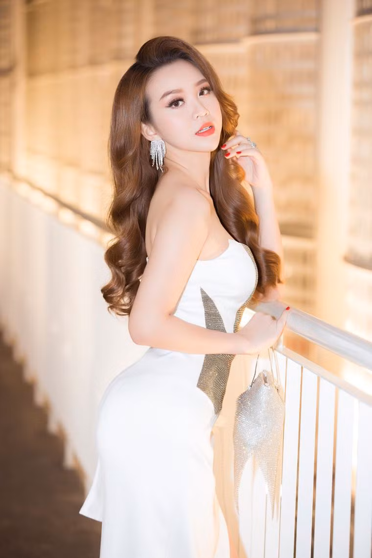 Thư Đình được biết đến là Á hậu điện ảnh 2015, cô nàng hiện tại là diễn viên trong nhiều bộ phim truyền hình và người mẫu thời trang chuyên nghiệp.