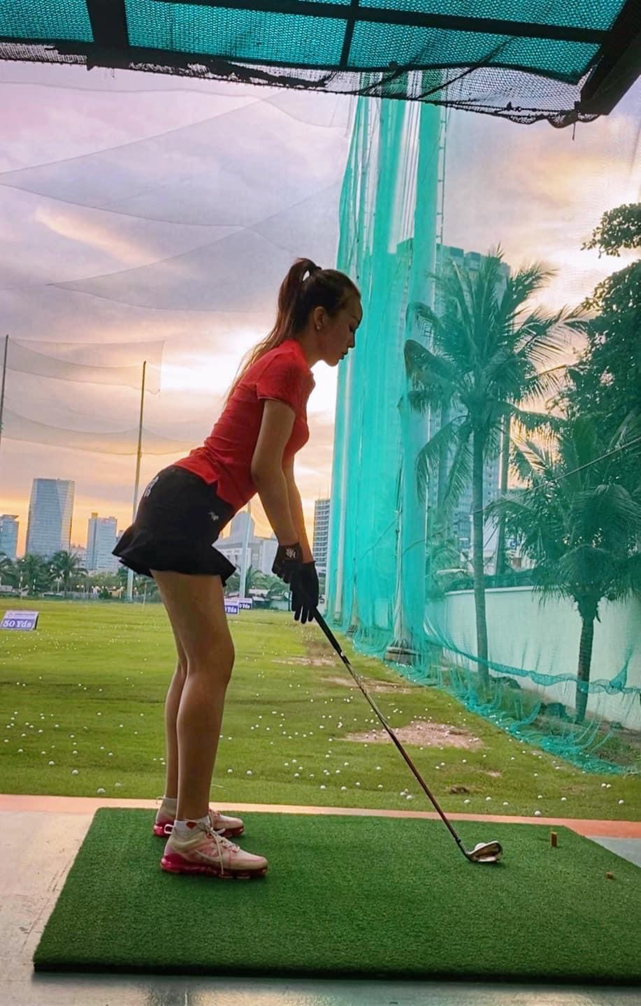 Mới đây, Thư Đình tiếp tục gây chú ý khi khoe đường cong nóng bỏng ở sân golf.