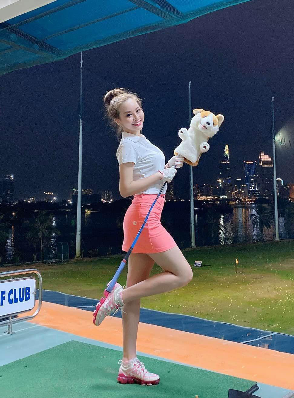 Sau khi nổi tiếng, Thư Đình được mời tham gia nhiều show diễn đẳng cấp, tham dự các event lớn và lưu diễn nhiều nơi trên thế giới như Mỹ, Hàn Quốc, Nhật Bản, Lào.