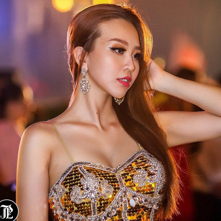 Nguyễn Đình Anh Thư (sinh ngày 25/5) gia nhập làng giải trí với vai trò người mẫu. Cô đạt một số giải thưởng như Viet Fashion Icon 2014, Á khôi Doanh nhân và Hoa khôi Báo chí 2014, Á hậu điện ảnh 2015.