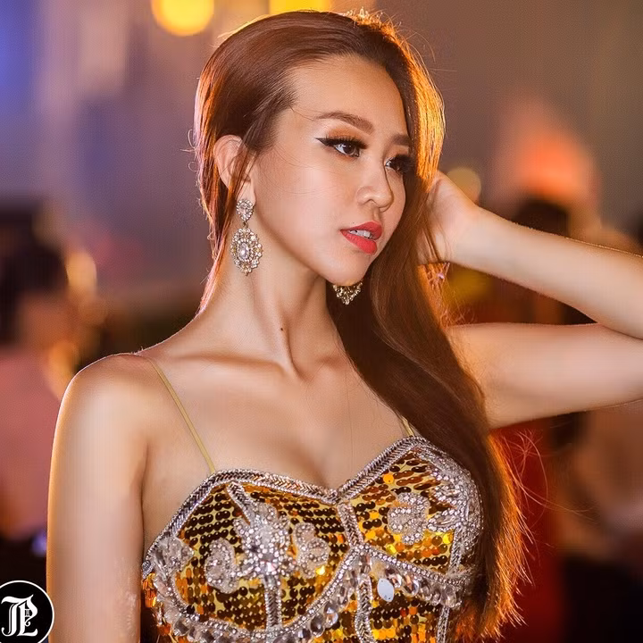 Nguyễn Đình Anh Thư (sinh ngày 25/5) gia nhập làng giải trí với vai trò người mẫu. Cô đạt một số giải thưởng như Viet Fashion Icon 2014, Á khôi Doanh nhân và Hoa khôi Báo chí 2014, Á hậu điện ảnh 2015.