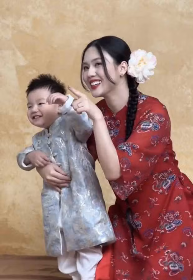 Dù xuất hiện qua video cam thường nhưng Ngô Tố Uyên vẫn rất nổi bật.