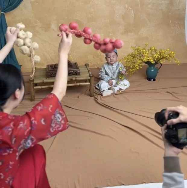 Khoảnh khắc vợ Thành Chung làm đủ trò để con trai hướng về phía máy ảnh tạo dáng