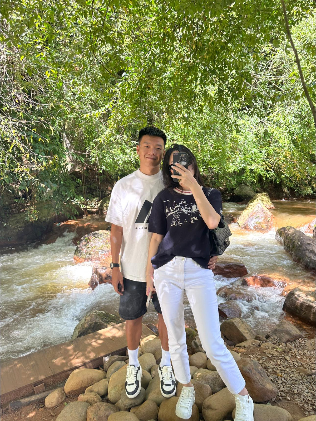 Dù đã có con nhưng vợ chồng Thành Chung cũng biết cách hâm nóng tình cảm vợ chồng khi có những chuyến du lịch.