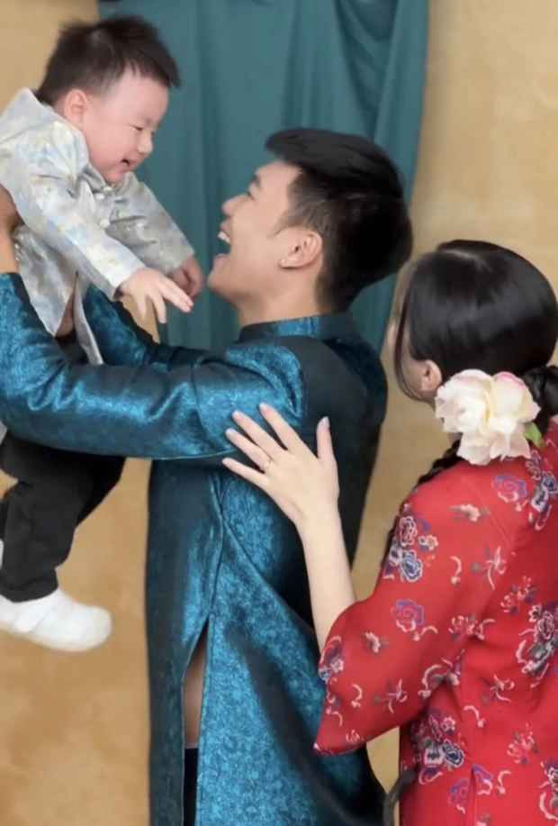 Trong hậu trường ảnh Tết của mình, Thành Chung cùng vợ Tố Uyên và con trai mặc áo dài để chụp ảnh.