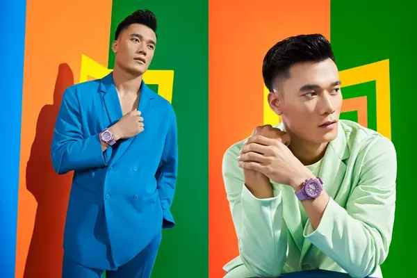 Hình ảnh ghi lại, vợ Bùi Tiến Dũng ngồi chăm chỉ viết từng từ, từng chữ dưới sự giám sát của chồng. Sau khi hoàn thành được các yêu cầu, cô hào hứng vỗ tay trong sự cổ vũ nồng nhiệt từ anh xã.