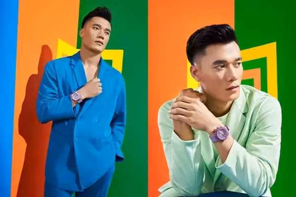 Hình ảnh ghi lại, vợ Bùi Tiến Dũng ngồi chăm chỉ viết từng từ, từng chữ dưới sự giám sát của chồng. Sau khi hoàn thành được các yêu cầu, cô hào hứng vỗ tay trong sự cổ vũ nồng nhiệt từ anh xã.