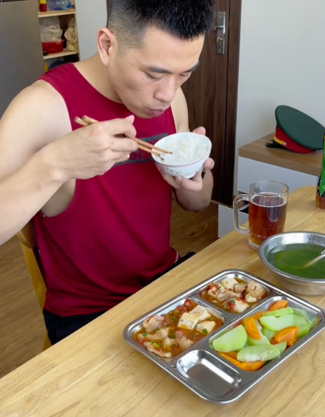 Minh Tuyển tiết lộ, ban đầu, anh chỉ nghĩ đăng video giải trí cho vui nên không xin phép. Khi các video thịnh hành, gây chú ý trên mạng, anh đã bị cấp trên nhắc nhở.