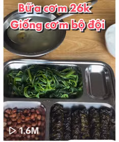 Trong các video, Lê Anh Nuôi luôn thuần thục nấu bếp, tạo ra những món ăn đơn giản mà ngon mắt, cuốn hút người xem. Mỗi suất ăn gồm cơm, canh, các món đạm... được chia theo từng khẩu phần trong các khay inox, đậy nắp kỹ càng khi chưa đến giờ ăn.